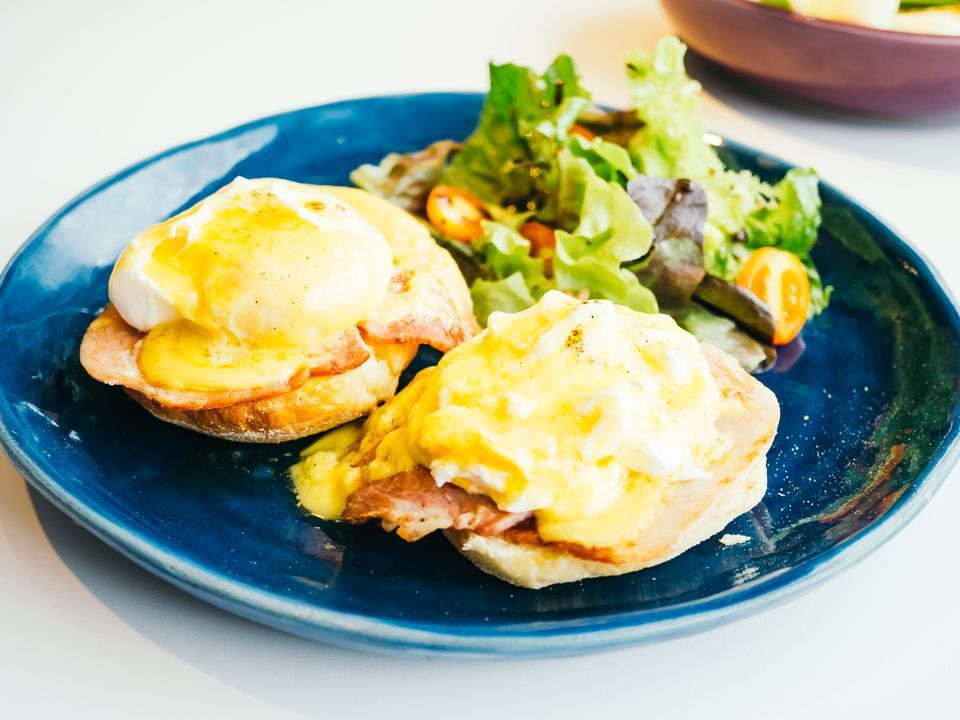 Eggs benedict with ham and hollandaise